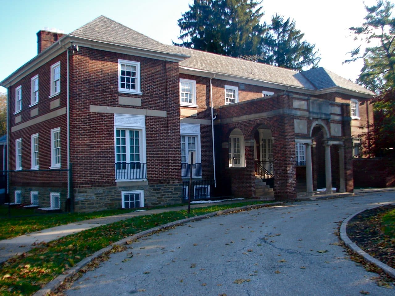 Glenside Memorial Hall in Montgomery County, Pennsylvania, a red-brick building with a stone archway beside a curving drive.